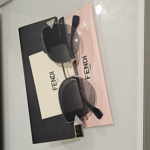 NEW Fendi FF 0242/S sunglasses - Picture 1 of 7